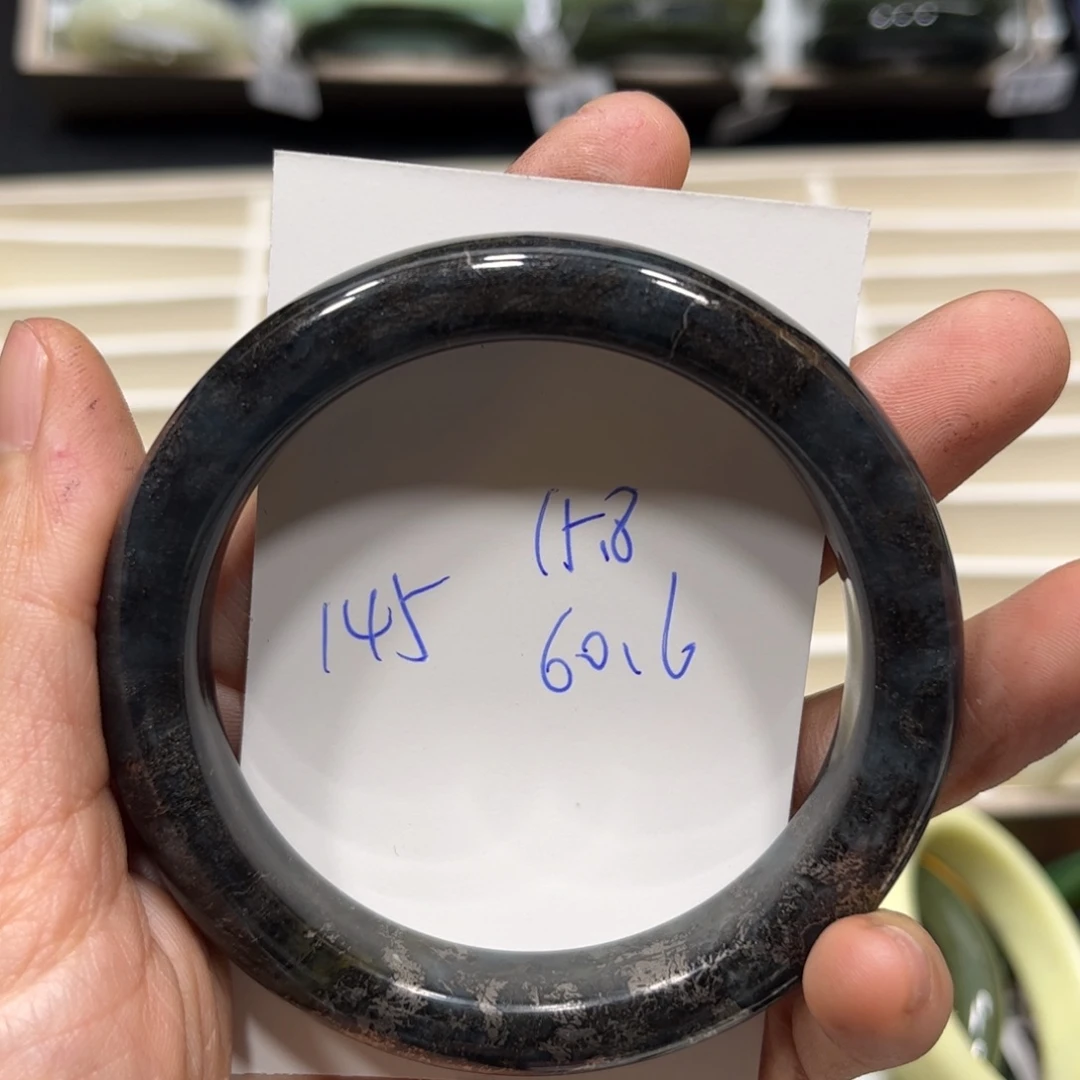 蛇纹石玉手镯未镶嵌郑**光