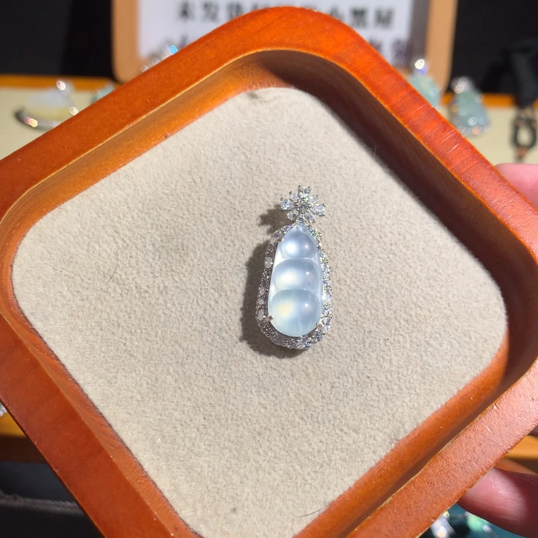 艾***儿翡翠未镶嵌挂件豆子