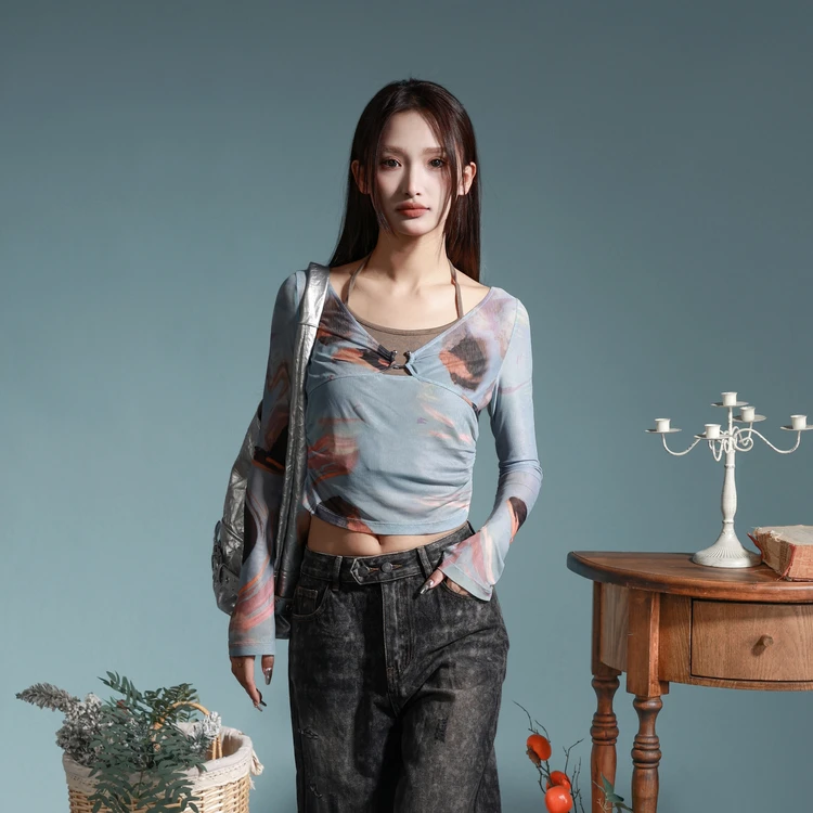 【商场同款新品】西町村屋抽象印花假两件T恤女春V领小衫XAAA10324
