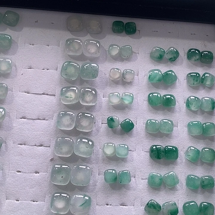 石英质玉（非洲翠）未镶嵌耳钉