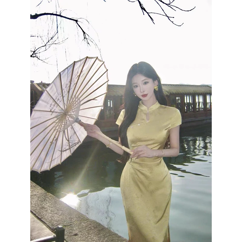 KT小店雅致淡黄色醋酸缎面改良旗袍女2025春夏蝴蝶印花长款连衣裙