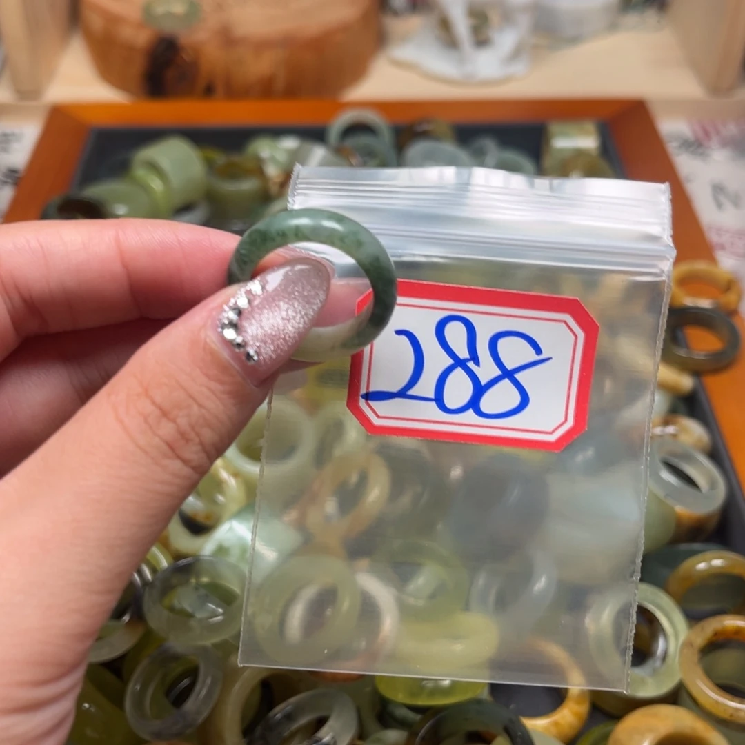 禾****蛇纹石玉未镶嵌珠宝奇石