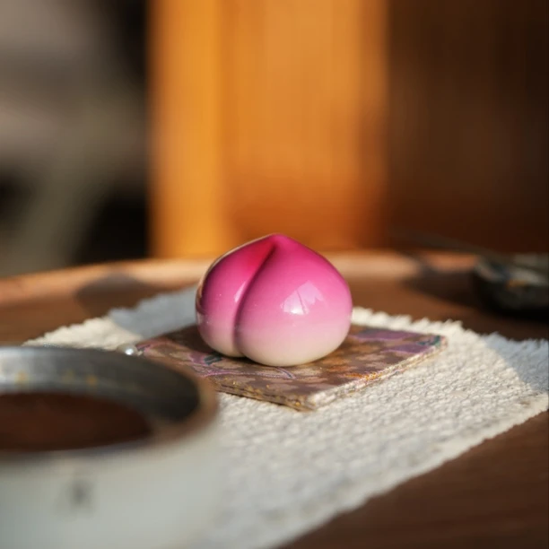 手绘陶瓷粉桃茶宠摆件茶器茶周边