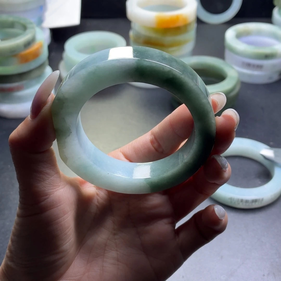爱****定制翡翠未镶嵌翡翠手镯