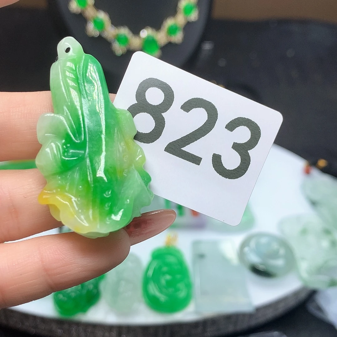 翡翠吊坠(赠链)未镶嵌