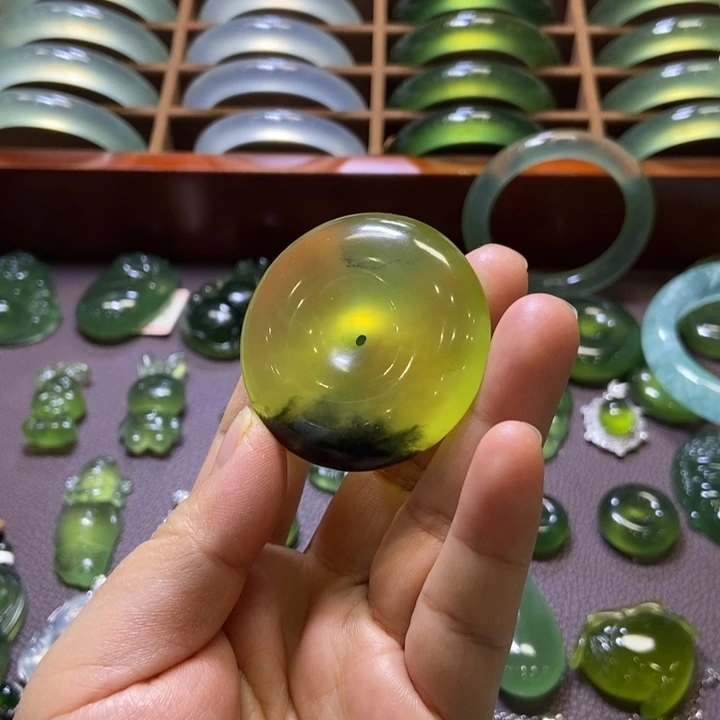 蛇纹石玉未镶嵌吊坠