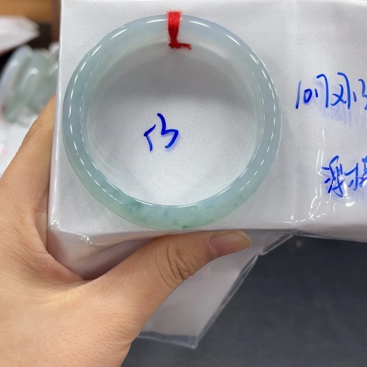 翡翠手镯未镶嵌翡翠