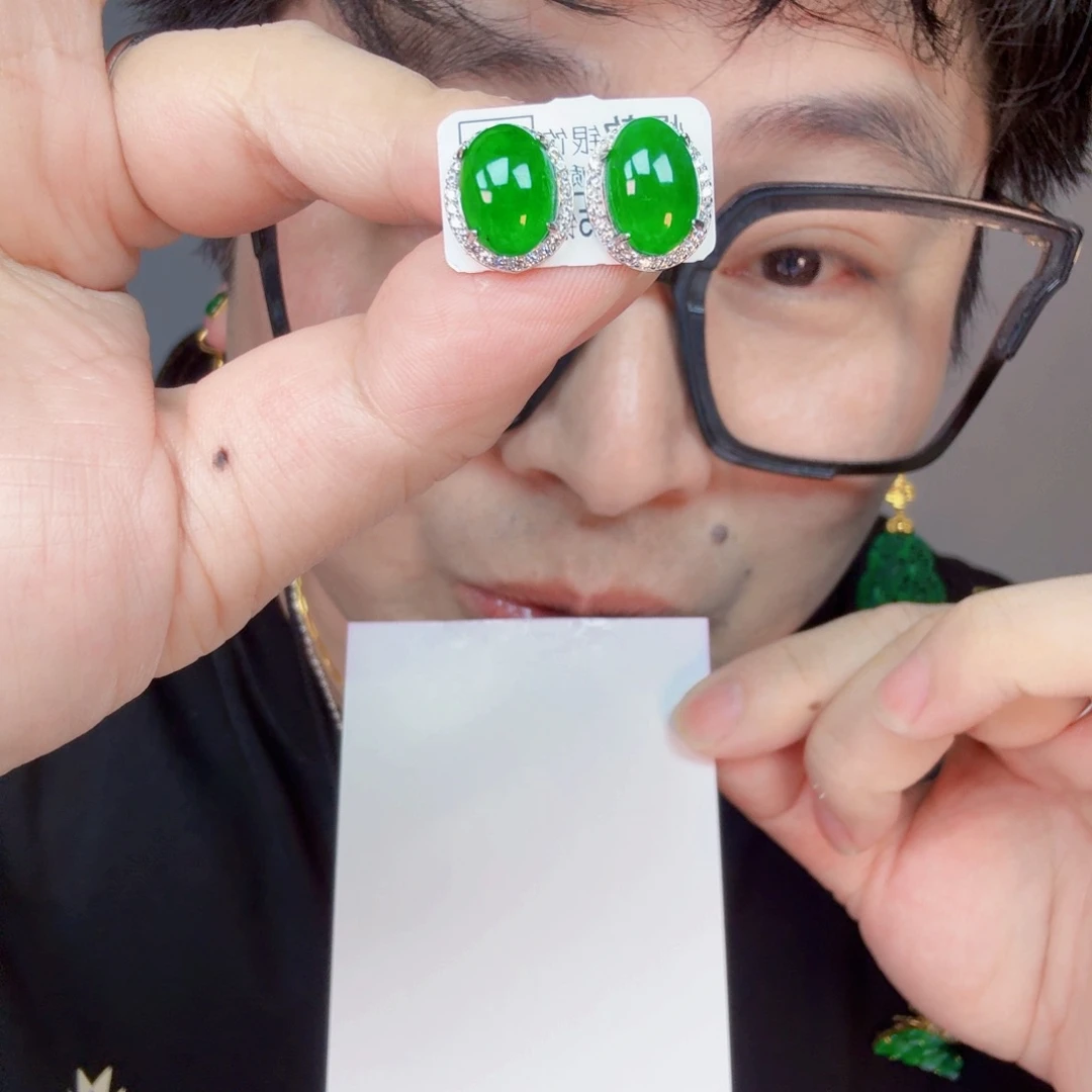 翡翠未镶嵌颈饰一对