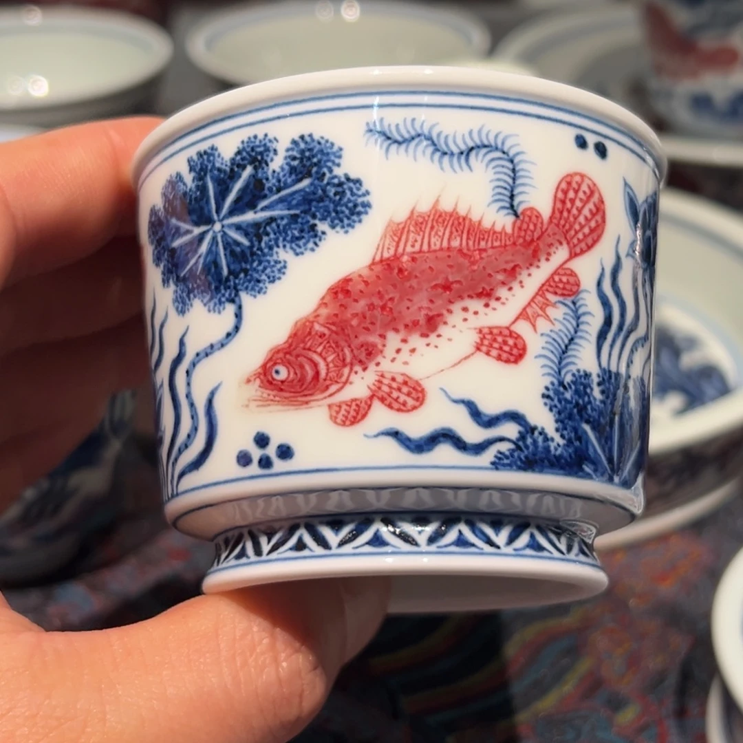 陶精品青花釉里红鱼藻纹龙天杯口径约6.8厘米