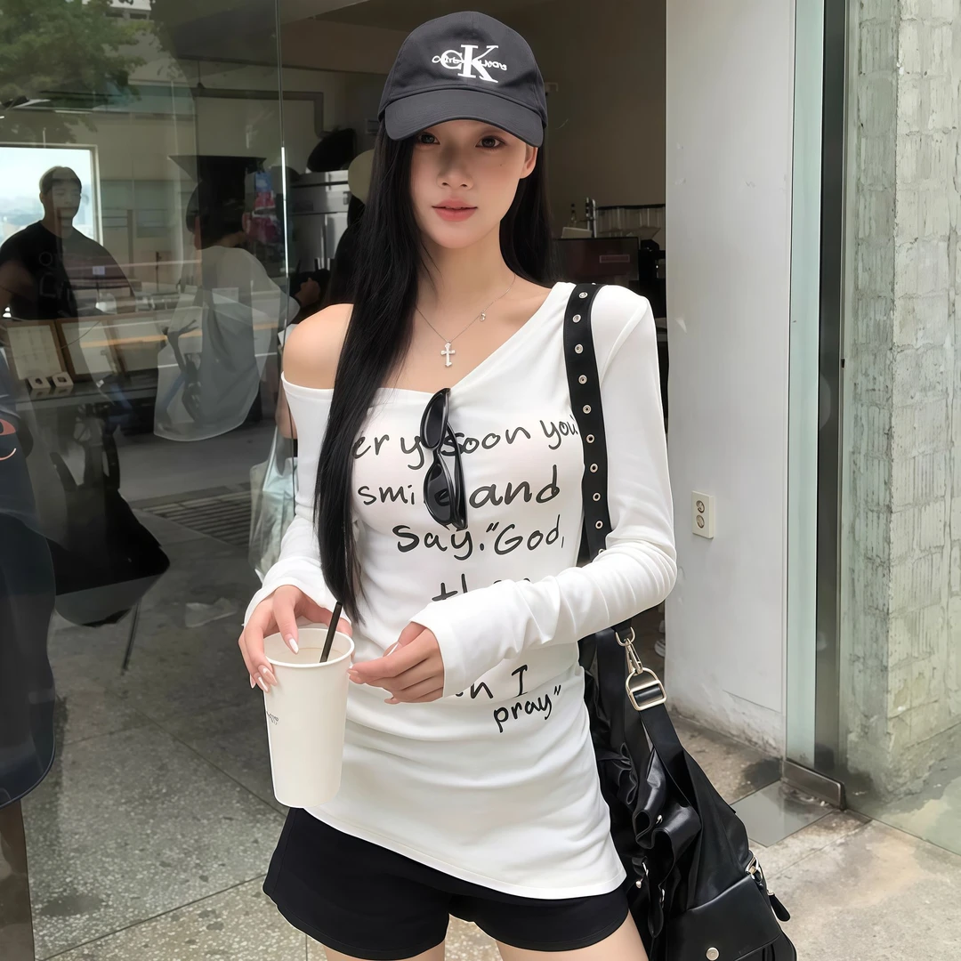 辣妹风字母印花斜肩短袖T恤女夏季2025新款独特修身显瘦露肩上衣