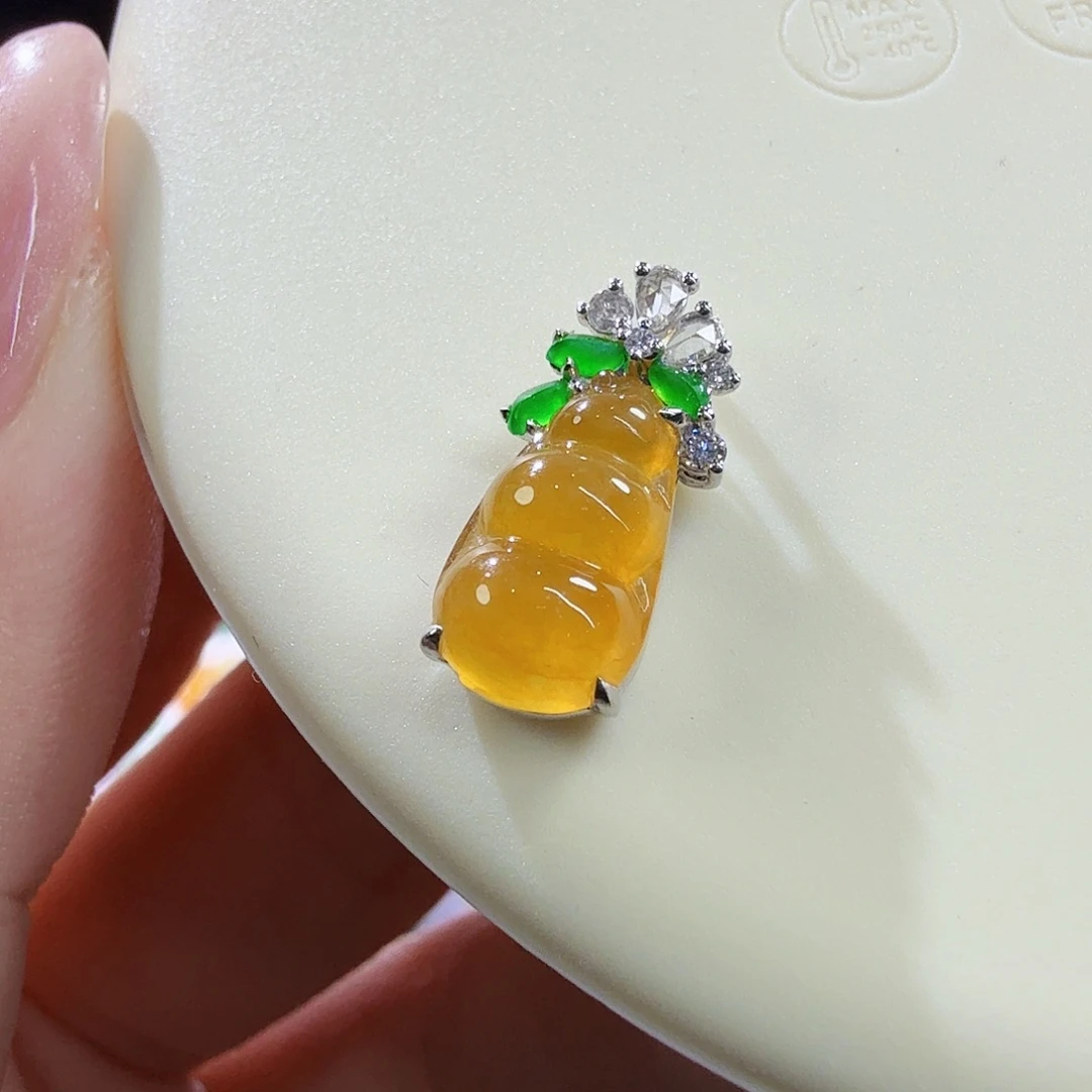 翡翠18K金镶嵌颈饰豆子