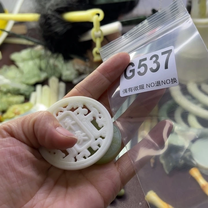 蛇纹石玉发饰合金。