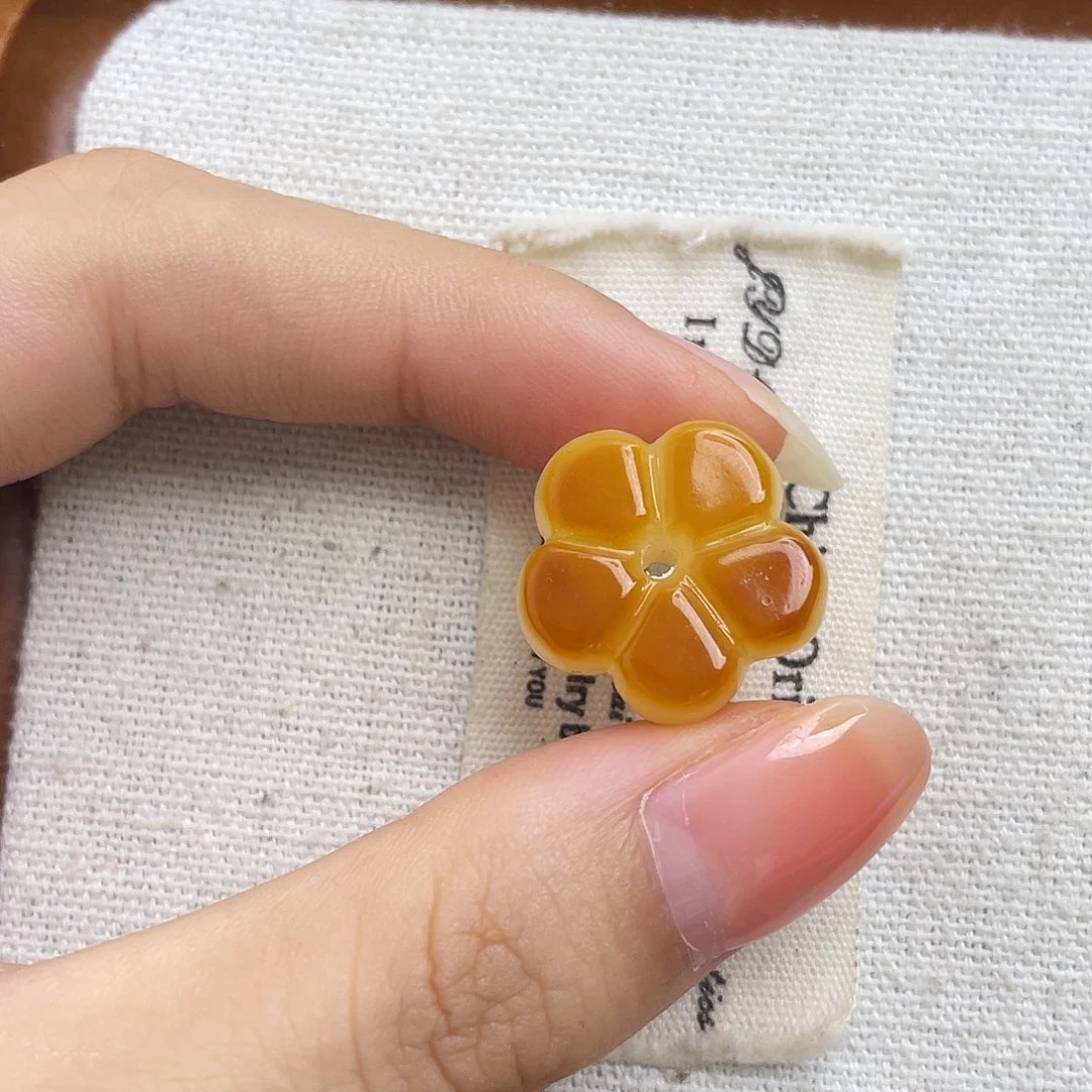 裸石琥珀未镶嵌花花