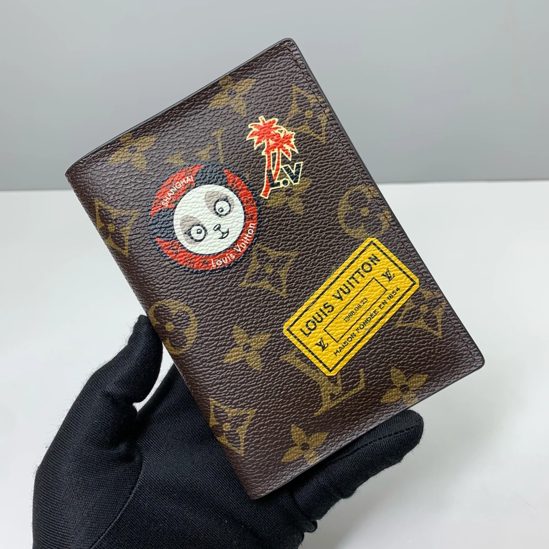 95新 LouisVuitton/路易威登 97新限量徽章5433护照夹 尺寸14x10