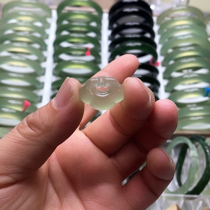 蛇纹石玉手镯未镶嵌?**L