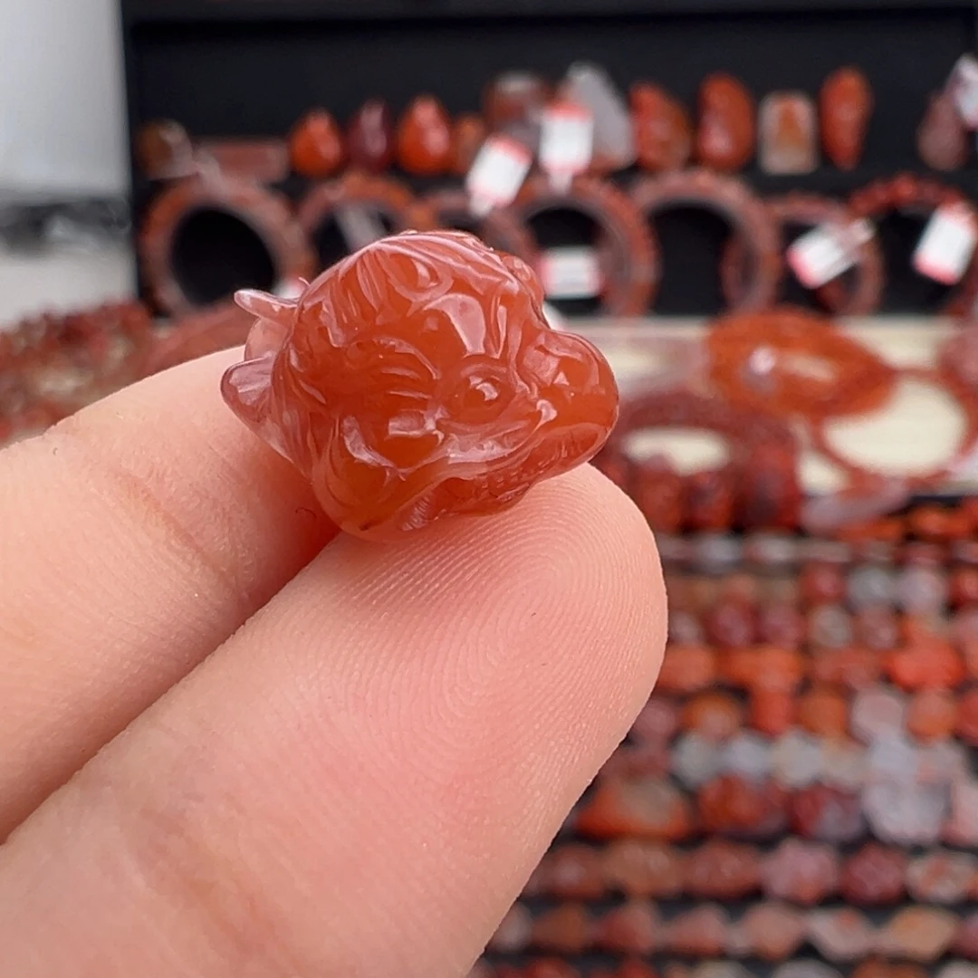 南红玛瑙未镶嵌颈饰飞天貔貅