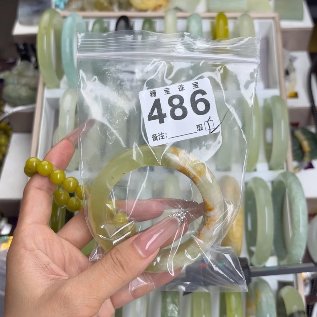 未镶嵌蛇纹石玉手镯周****爽
