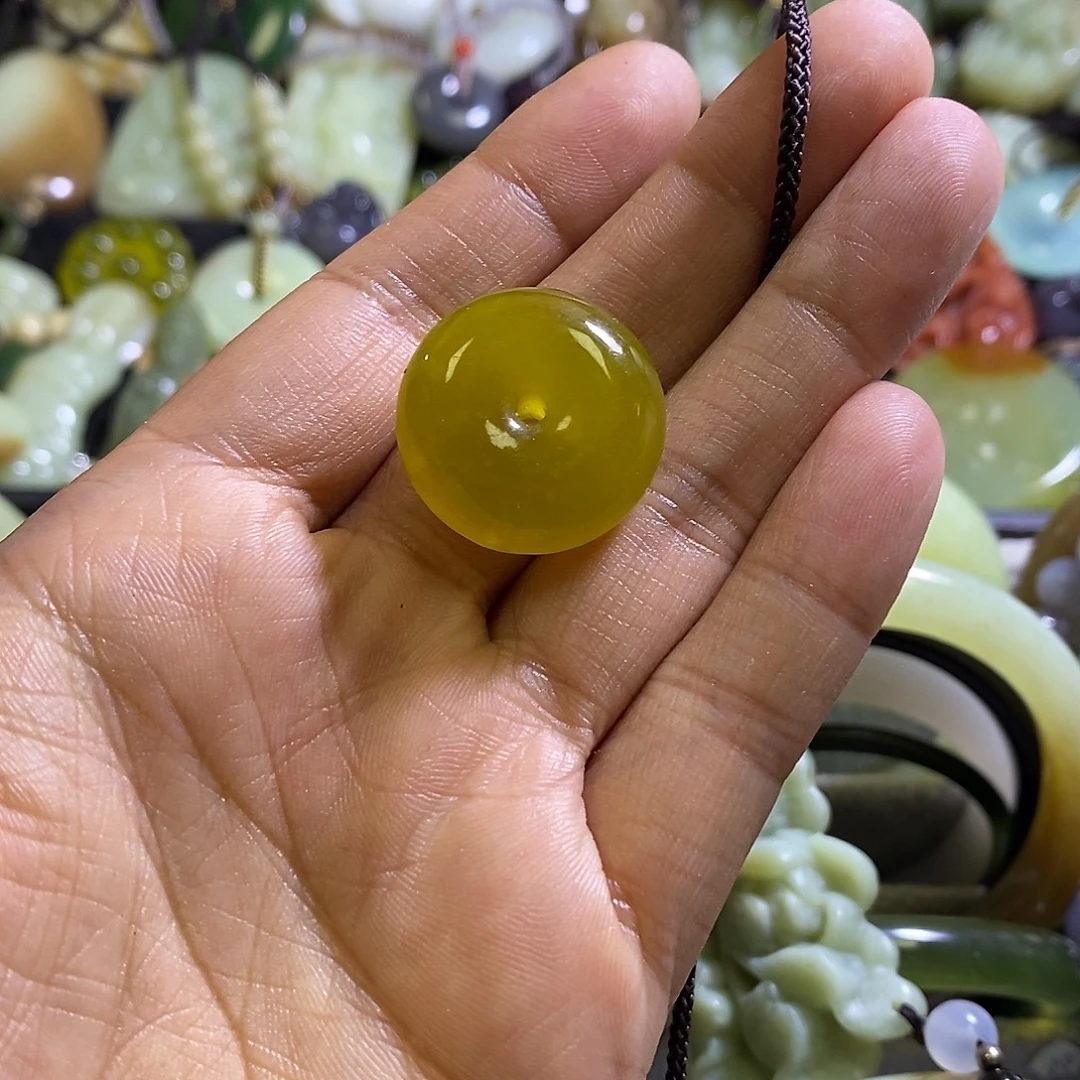 岫玉未镶嵌颈饰一个