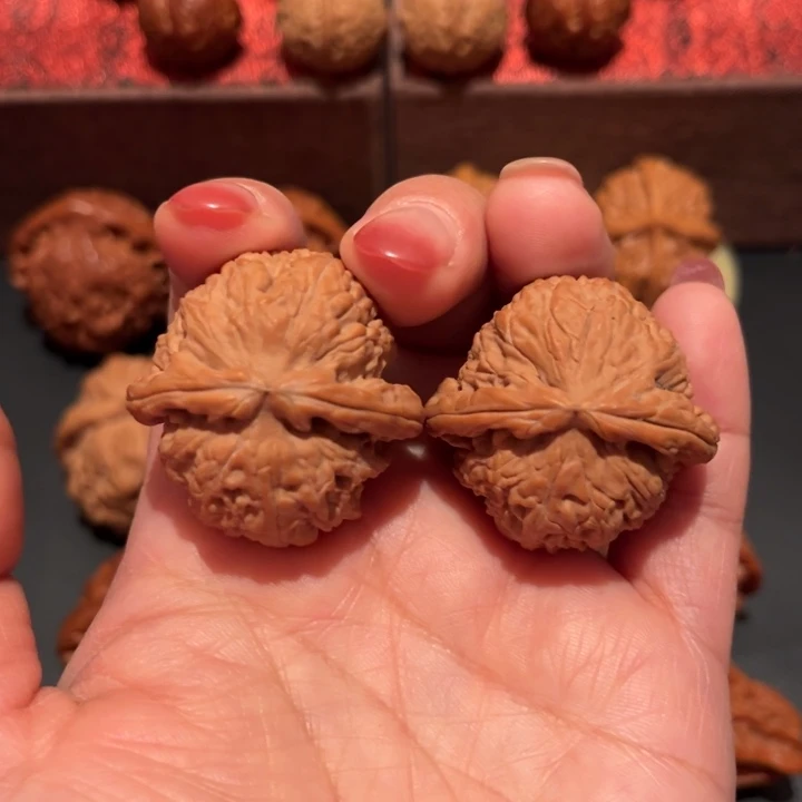 文玩核桃吊坠白狮子