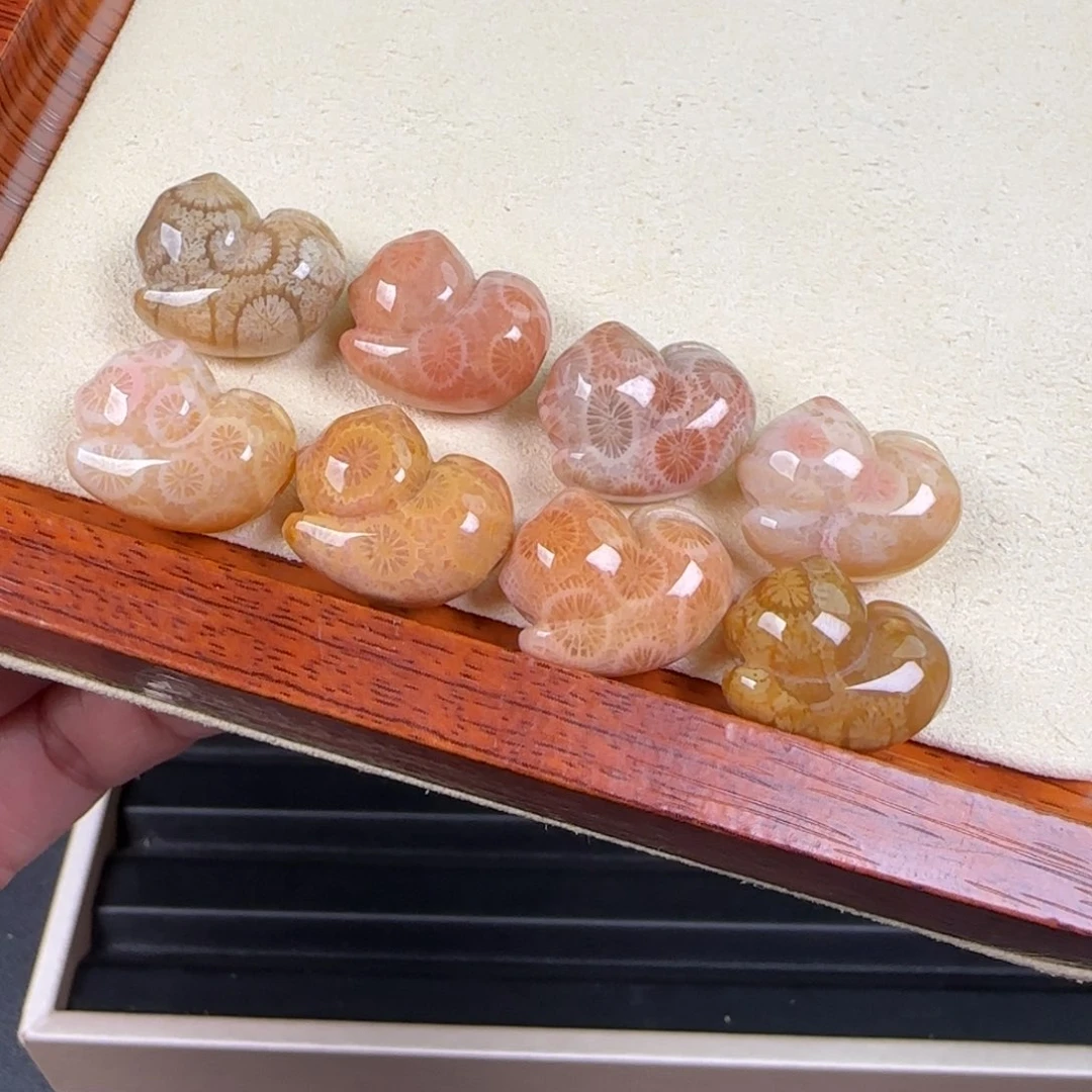 未镶嵌猫咪雕刻精品手串硅化玉