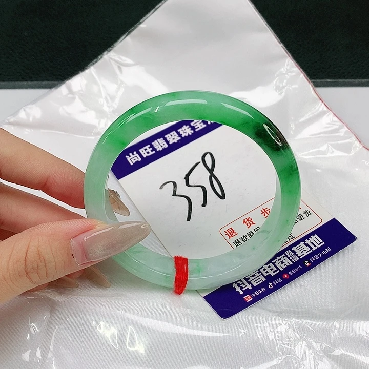 翡翠手镯未镶嵌翡翠12