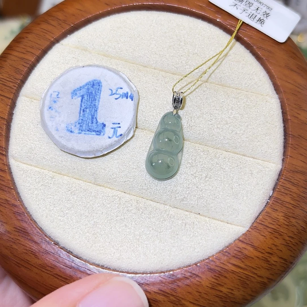 翡翠18K金镶嵌颈饰豆子