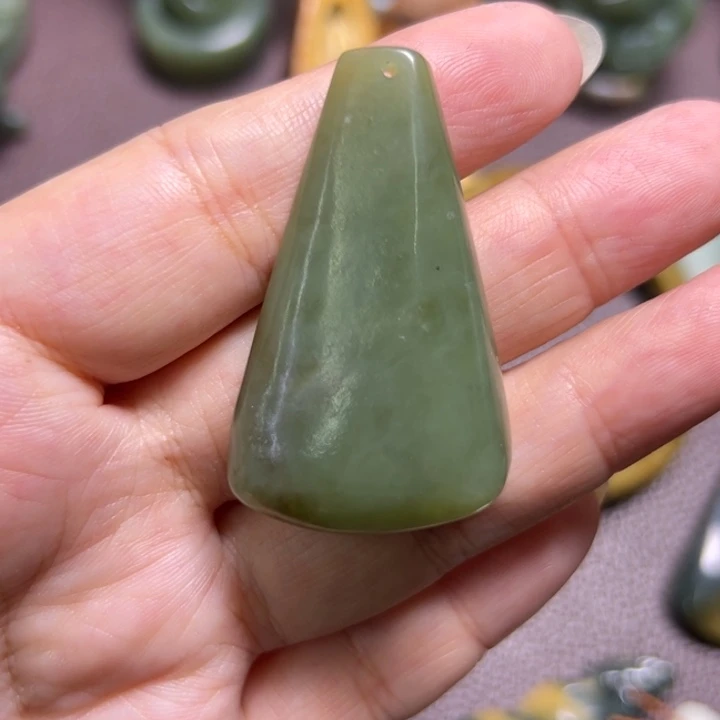 颈饰未镶嵌岫岩河磨玉（透闪石质玉）