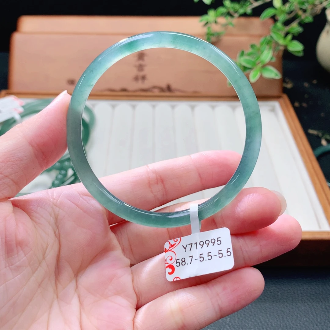 翡翠未镶嵌手镯（圆镯）