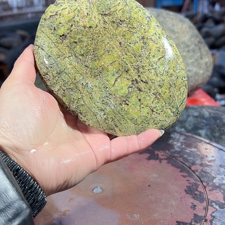 君***辉蛇纹石玉足银镶嵌藏玉药王石精美摆件