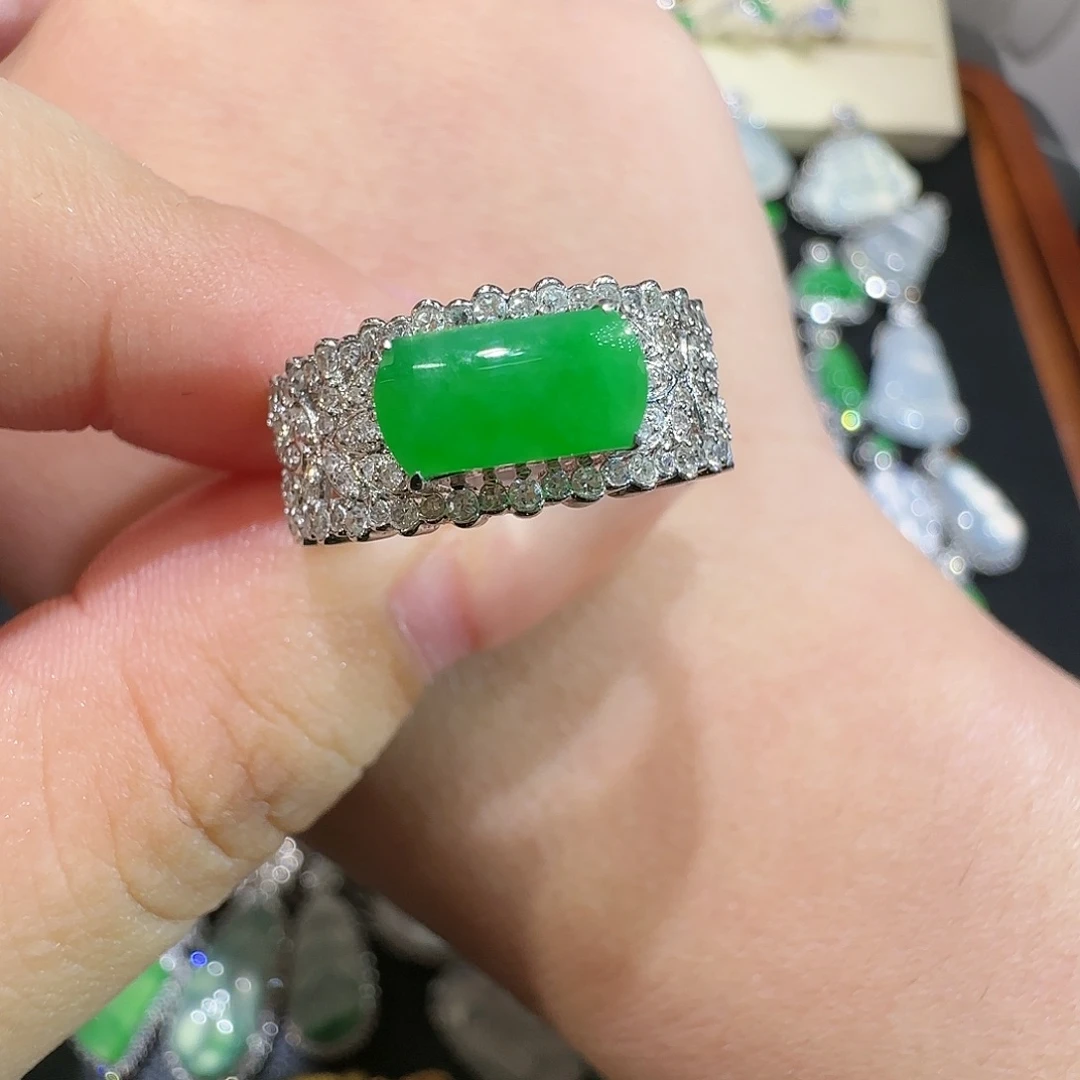 【闪购商品】18K金镶嵌戒指翡翠