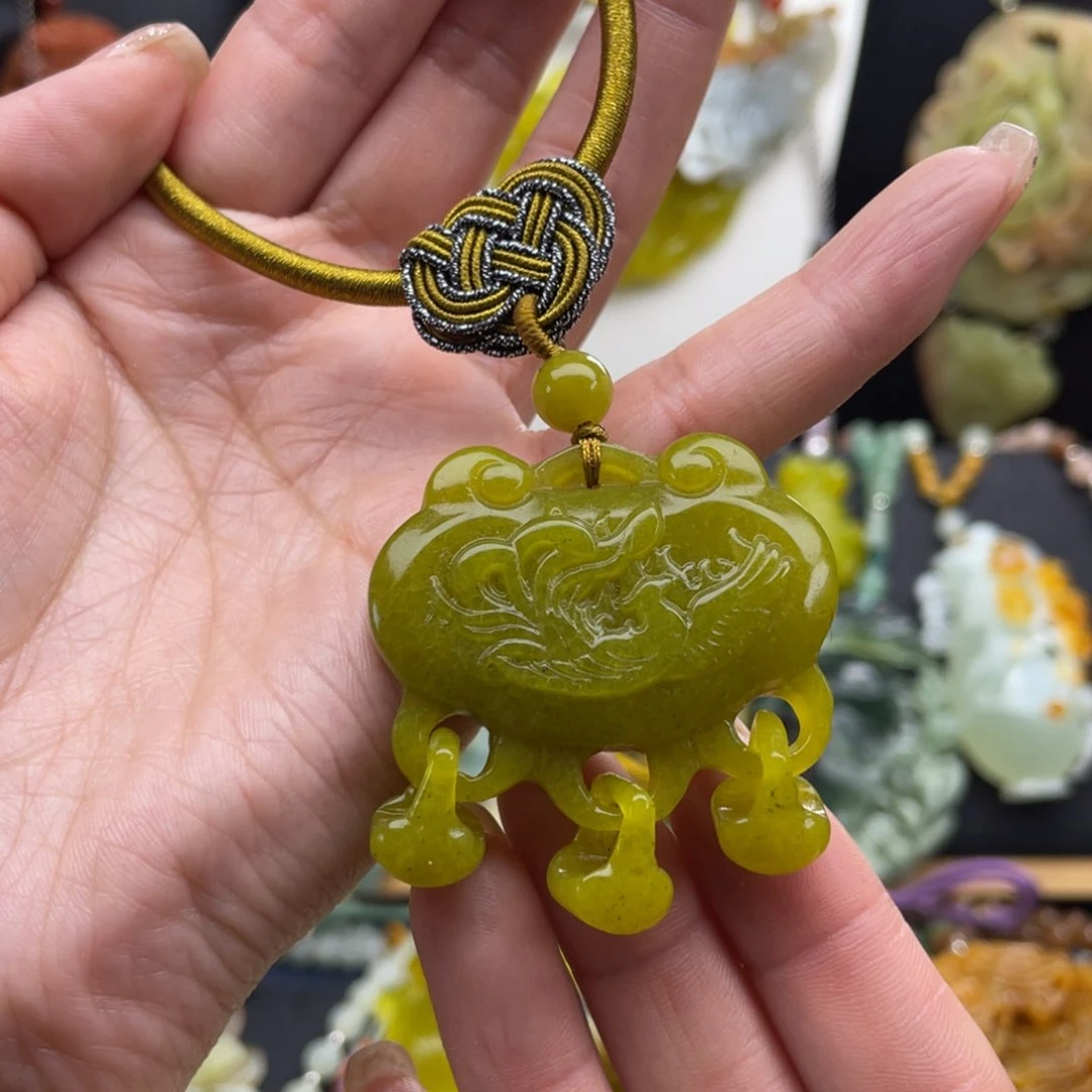 蛇纹石玉未镶嵌颈饰