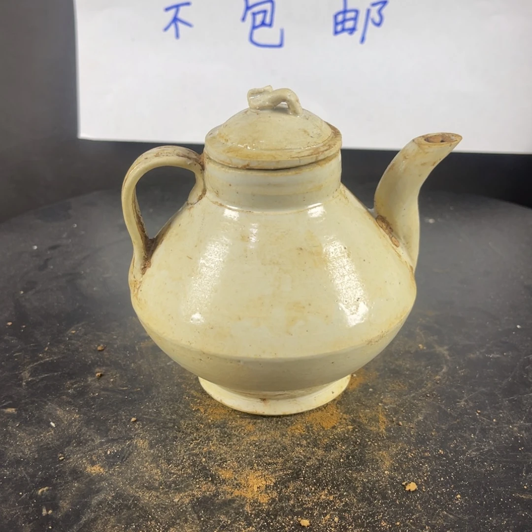 罐漂亮的小瓷器和精致