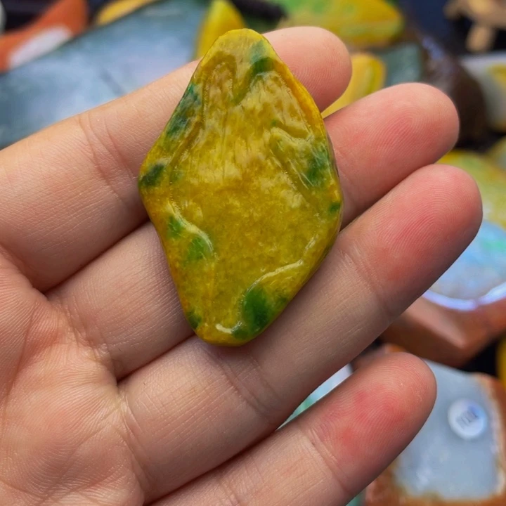 翡翠挂件未镶嵌翡翠