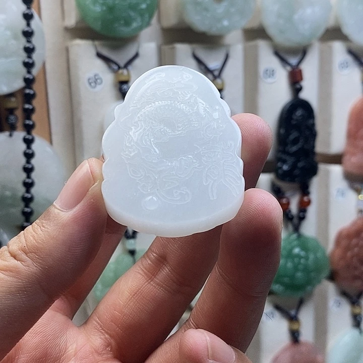 石英质玉（金丝玉）未镶嵌颈饰