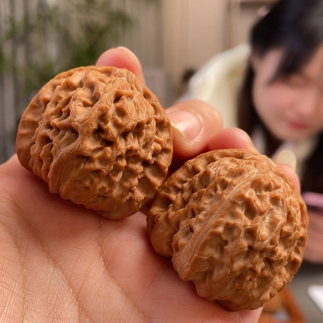 桃核把件39×40尺全品白茬山地三角白狮子头CN0542