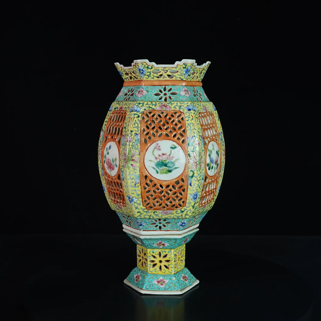 LJS250104008【十竹斋】民国粉彩开窗花卉六方镂空宫灯