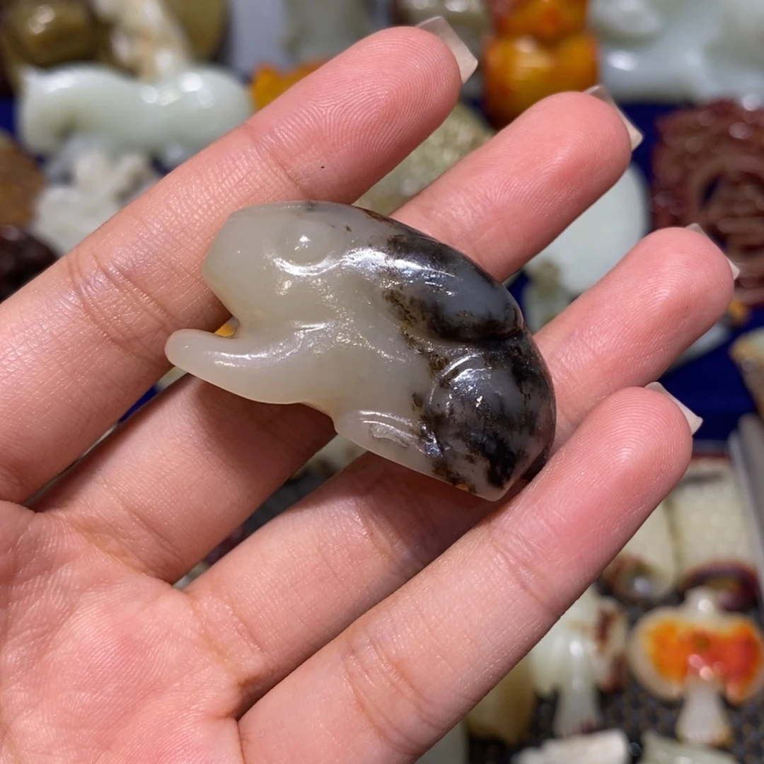 大***下和田玉未镶嵌颈饰