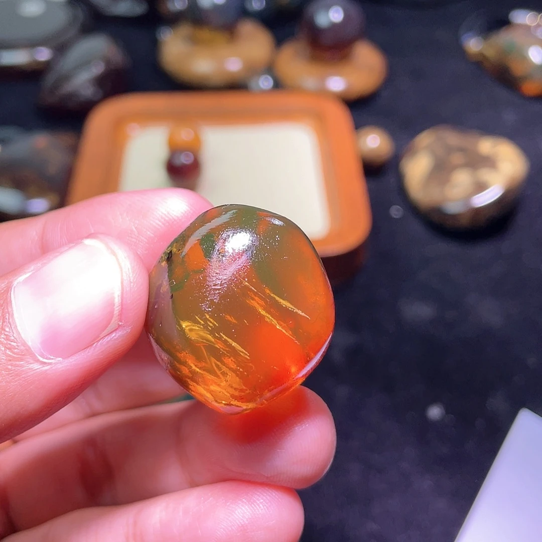 琥珀裸石未镶嵌，