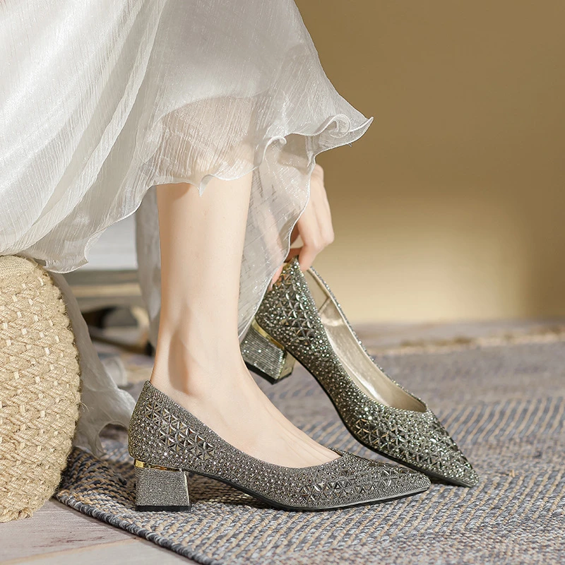 满钻单鞋新款软底软面百搭仙女舒适时尚女尖头平底女鞋爆款高跟