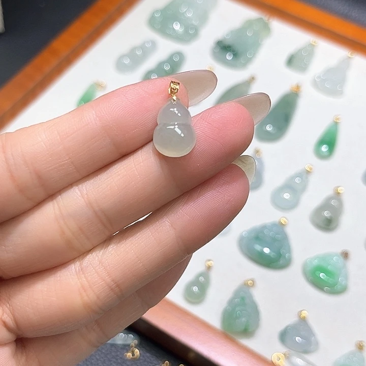 颈饰18K金镶嵌翡翠