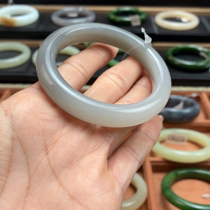 和田玉未镶嵌手镯