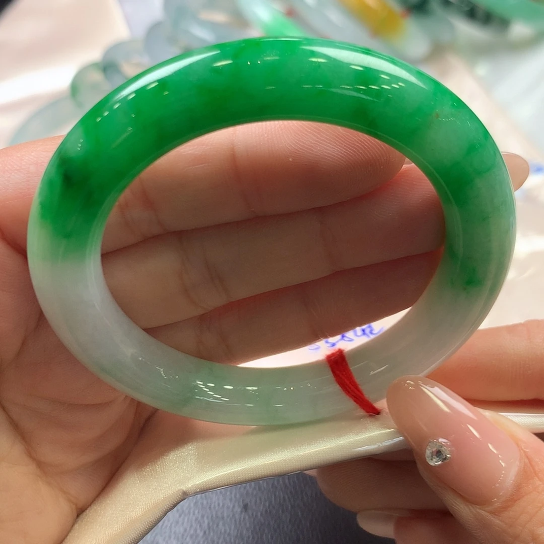 翡翠未镶嵌手镯53.5元辣绿