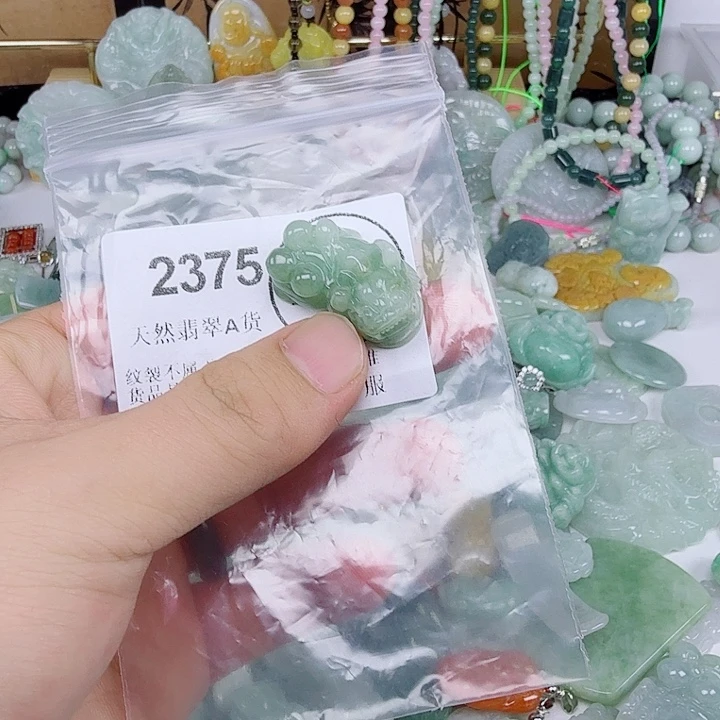 翡翠未镶嵌颈饰hhh