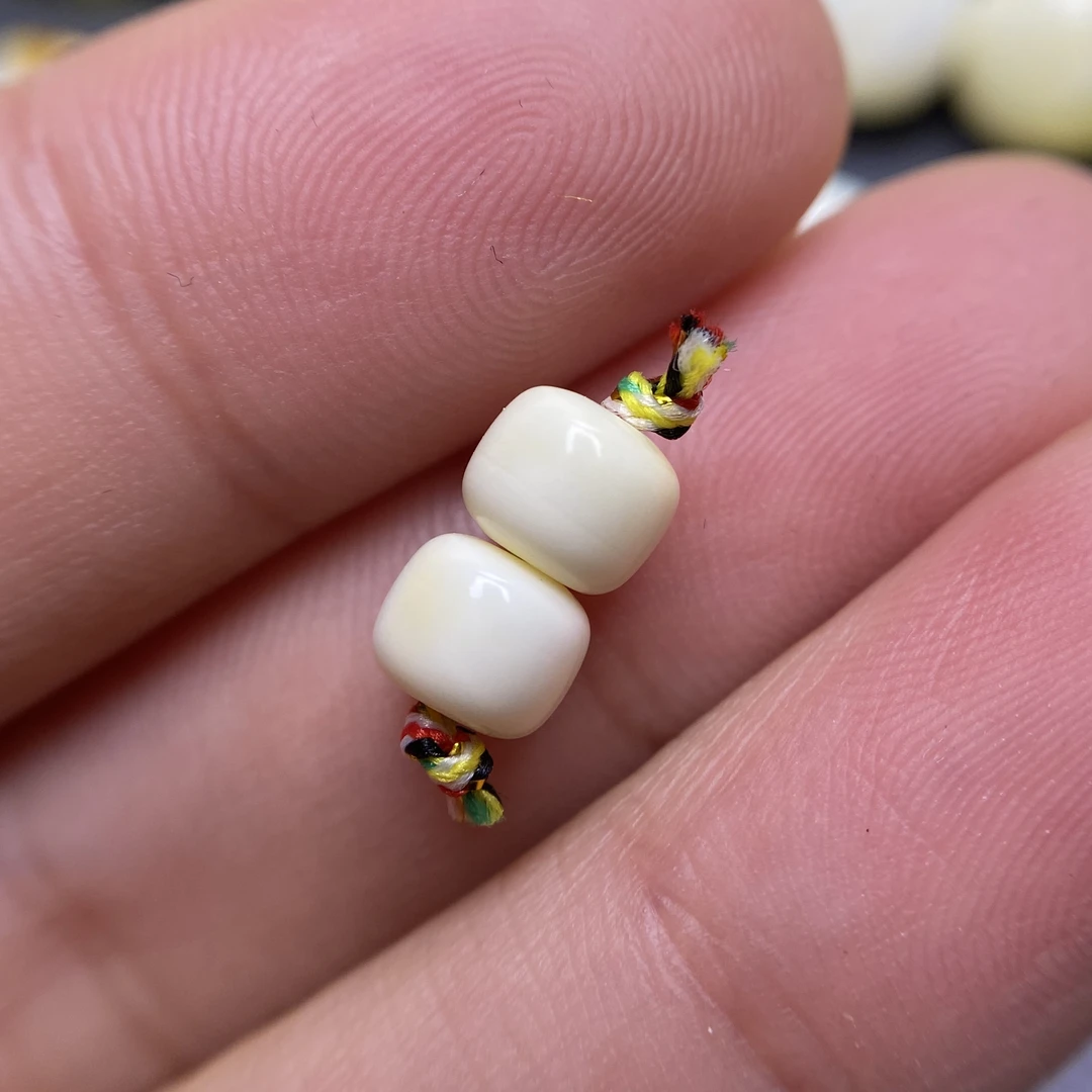 蜜蜡奶白蜡老型对珠6.0×5.0mm，天然无优化杂裂，默认孔道1.2mm