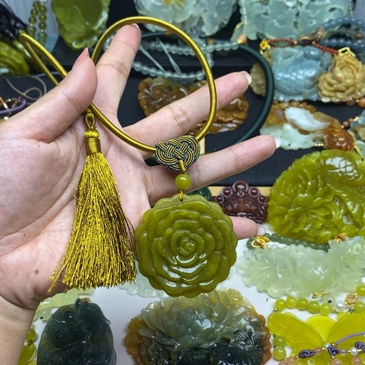 蛇纹石玉未镶嵌颈饰