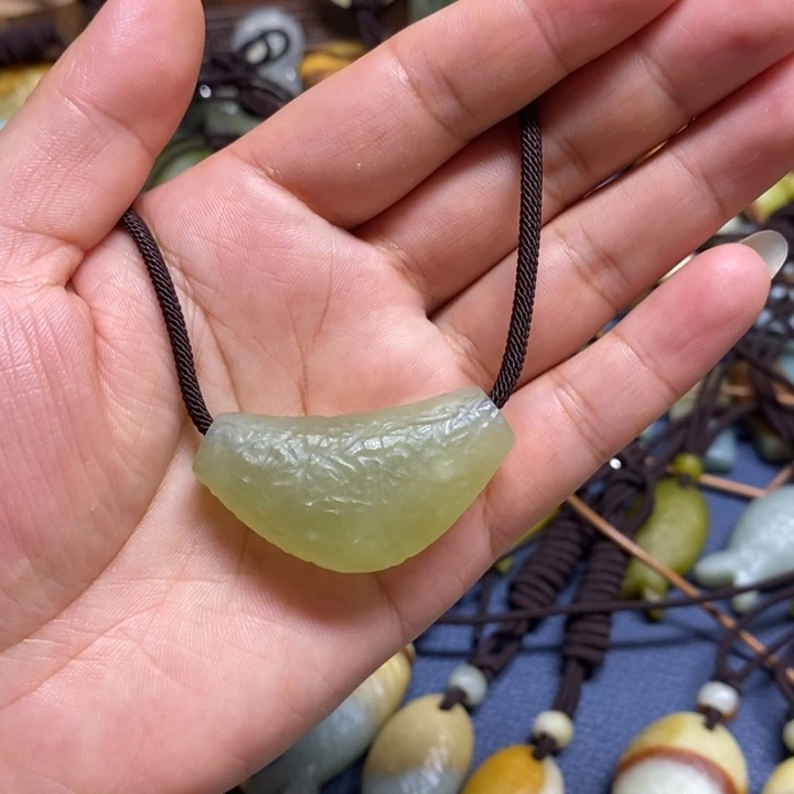 秋***秋蛇纹石玉未镶嵌颈饰