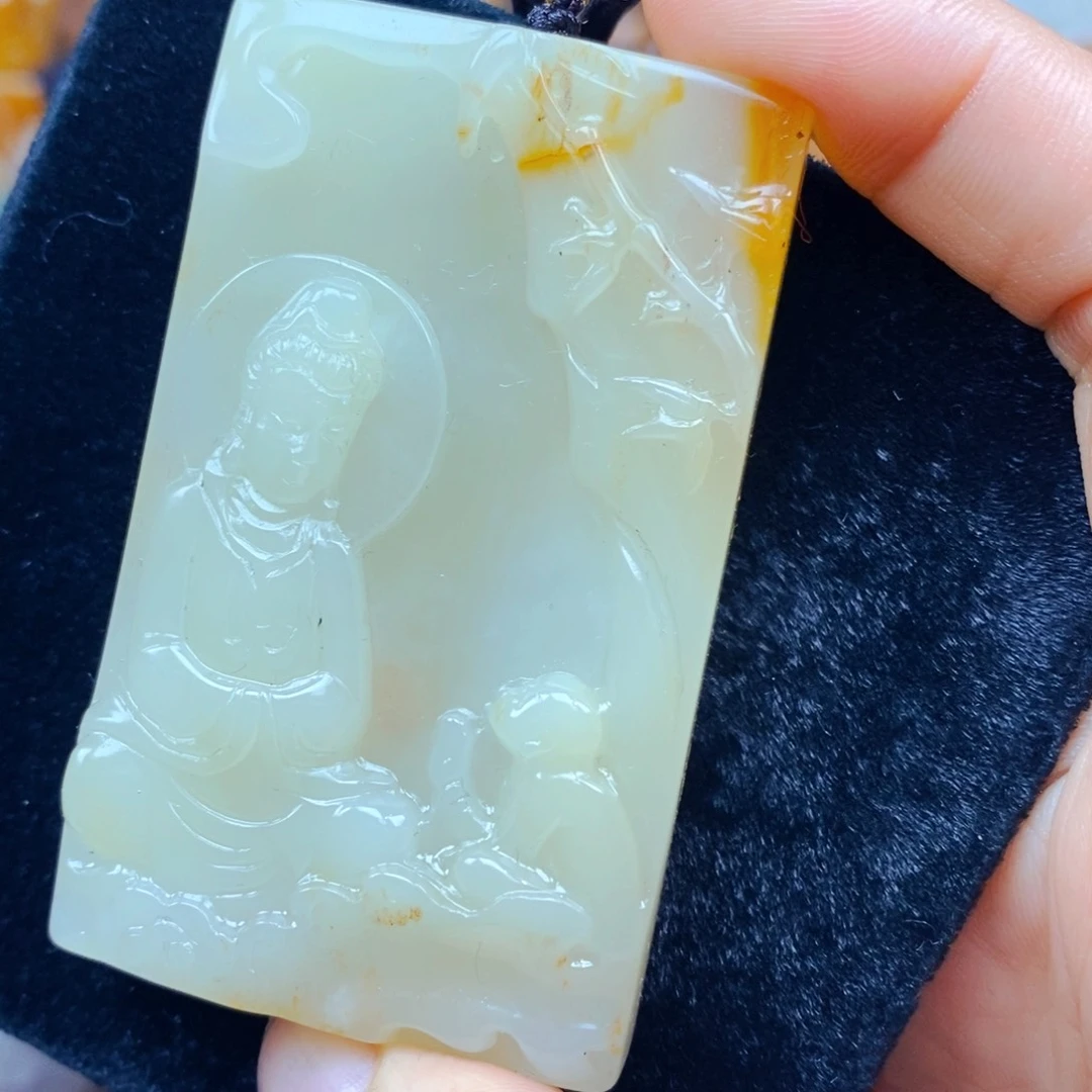 未镶嵌石英质玉（黄龙玉）颈饰