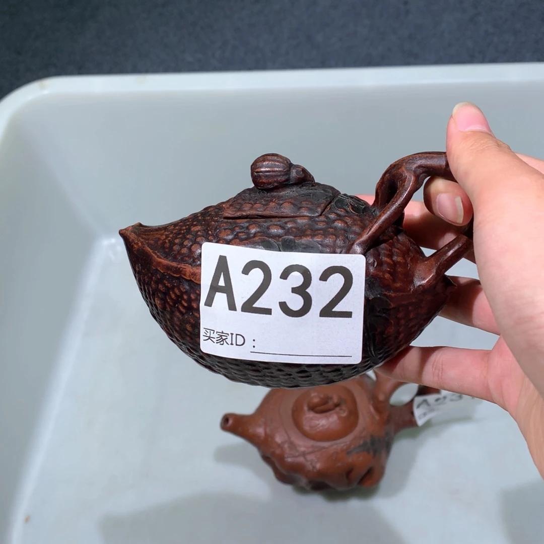 紫砂茶壶。      232