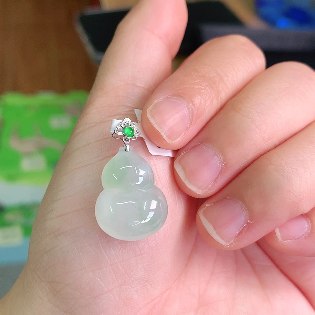 翡翠颈饰18K金镶嵌冰胶飘绿葫芦