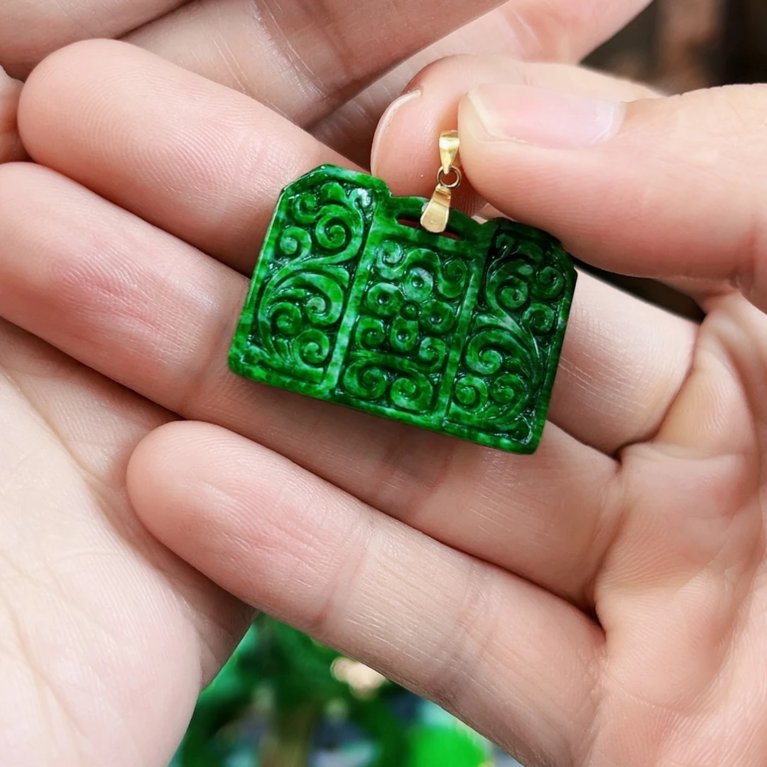 翡翠颈饰18K金镶嵌吊坠